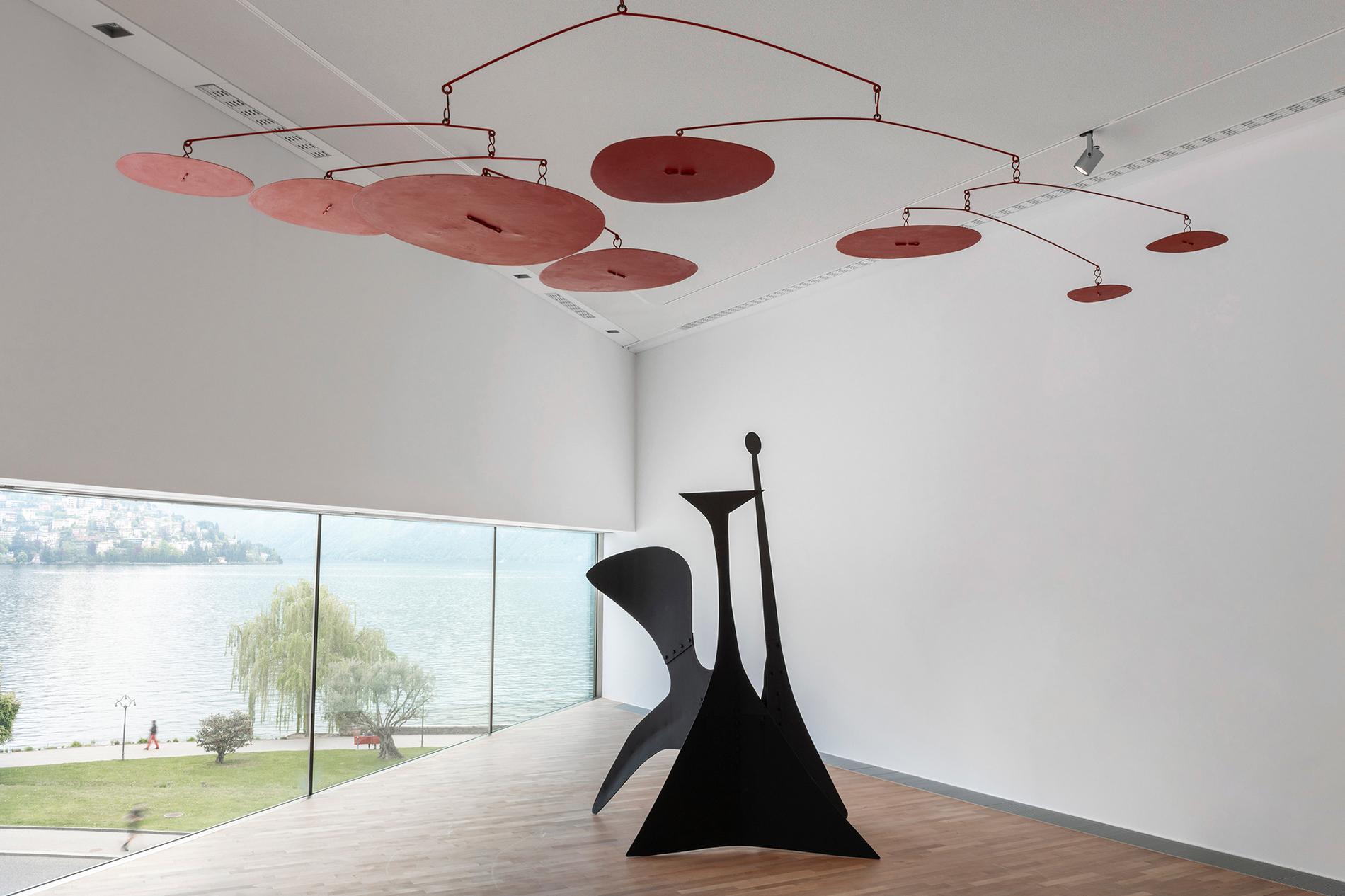 Ausstellungsansicht ‹Calder. Sculpting Time›, MASI Lugano. Foto: Luca Meneghel © 2024 Calder Foundation, New York / Artists Rights Society (ARS), New York